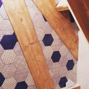 Hexagonvloer met houten elementen